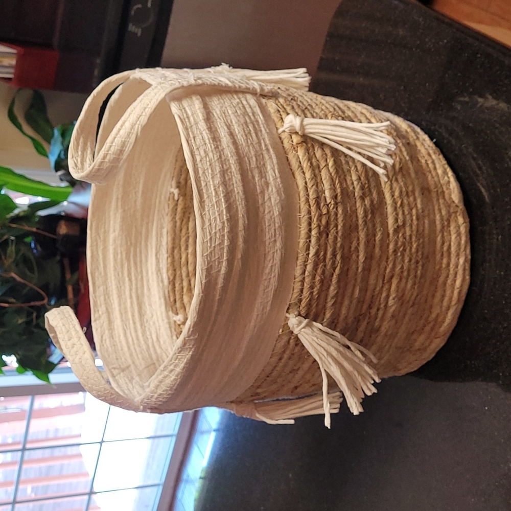 Maize Seagrass & White Paper Basket